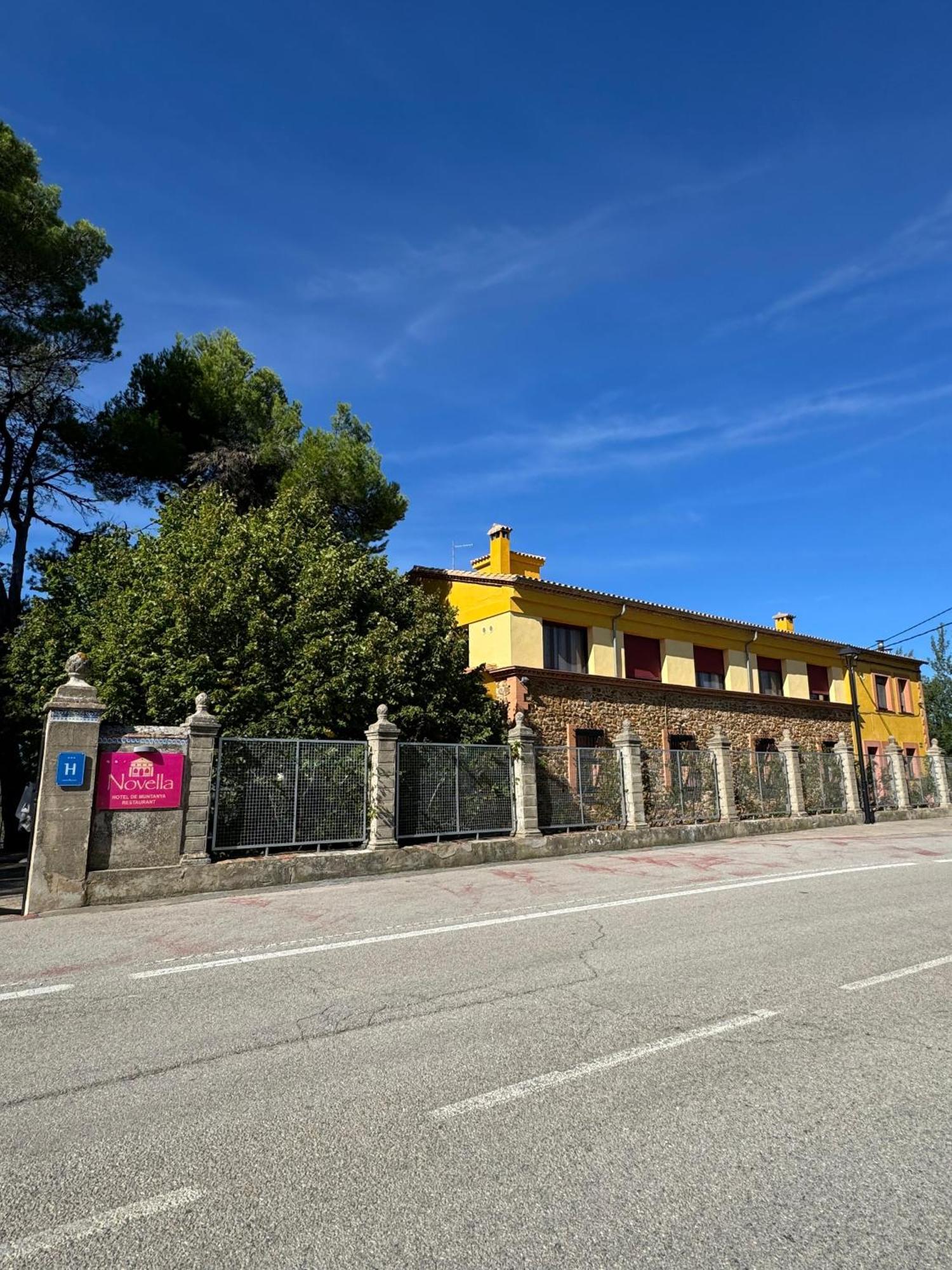 Novella Hotel De Muntanya Benassal Buitenkant foto